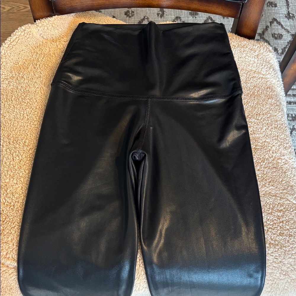 EMILY HSU DESIGNS Faux Leather 28” Leggings in Black Size Medium EUC - Picture 5 of 6